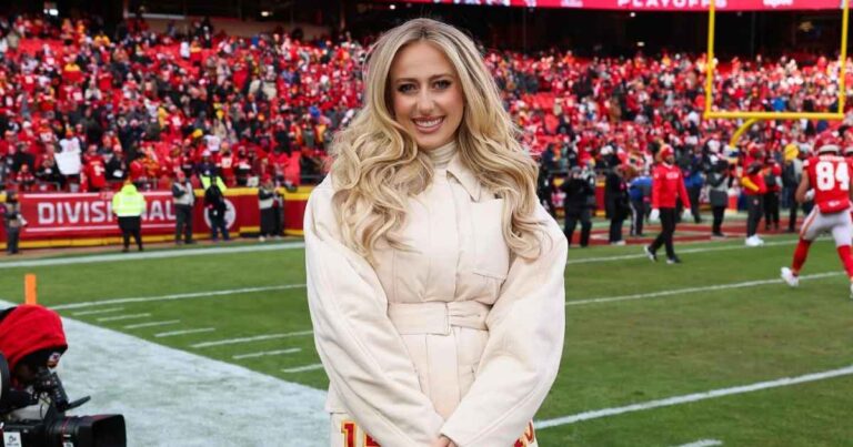 2 Brittany Mahomes Says Glam Team Made Her Feel Human Again for 1st Chiefs Game Since Giving Birth.j