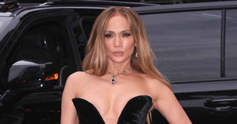 GettyImages 2207779032 Jennifer Lopez on Telling Kids About Ben Affleck Divorce
